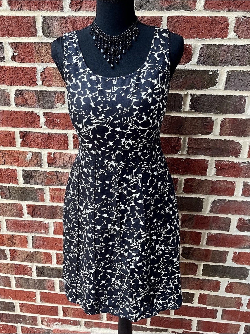 Ann Taylor 100% Silk Black & White Floral Dress w hidden side zip - size 0 (& 2)